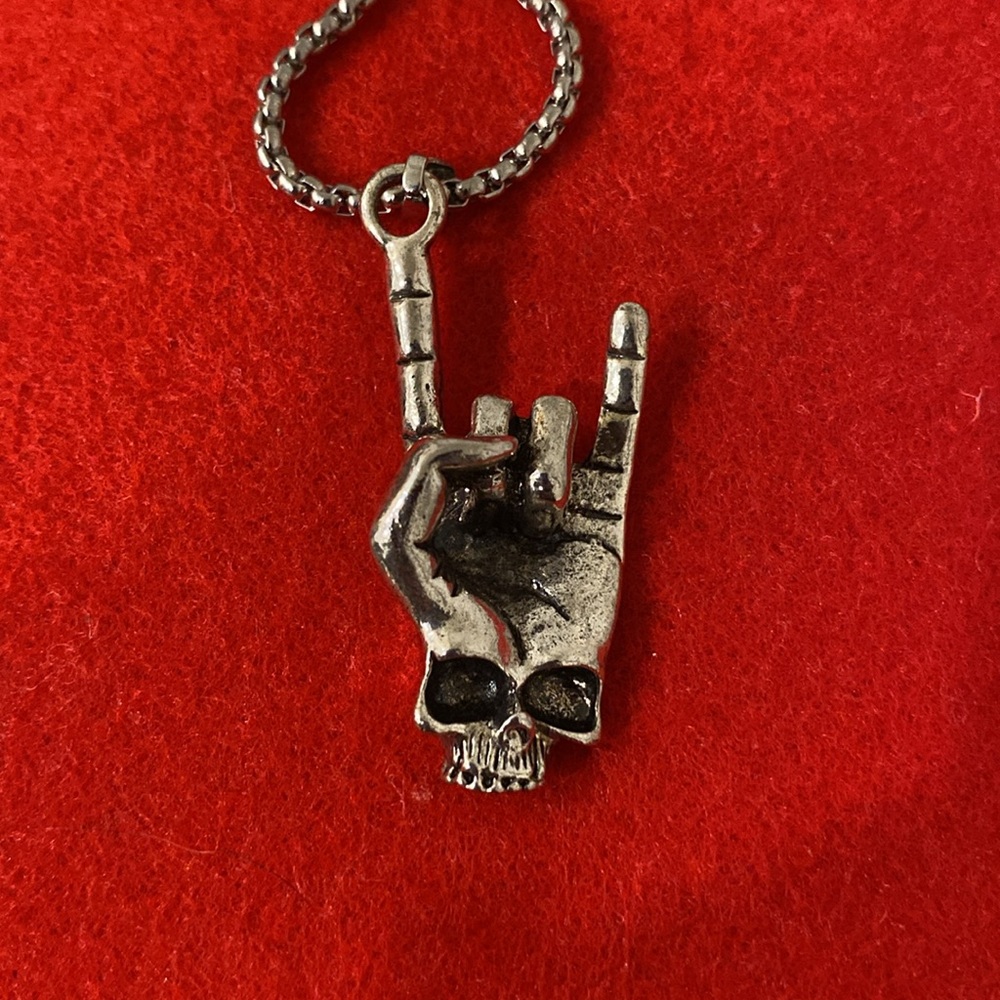 💀🤘🏼YOU ROCK  Hand gesture and  Skull necklace.